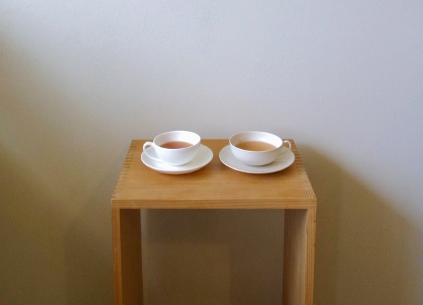 店内の机にティーカップが2つ並べられている風景