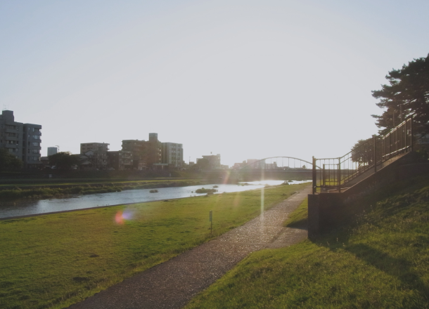お店前の犀川の夕日風景